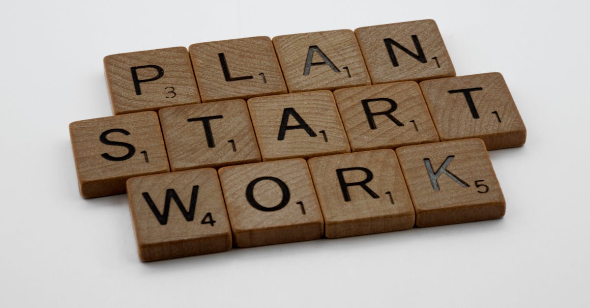 今すぐED治療を始めるために行動を起こす男性のイメージ(スマホを操作)