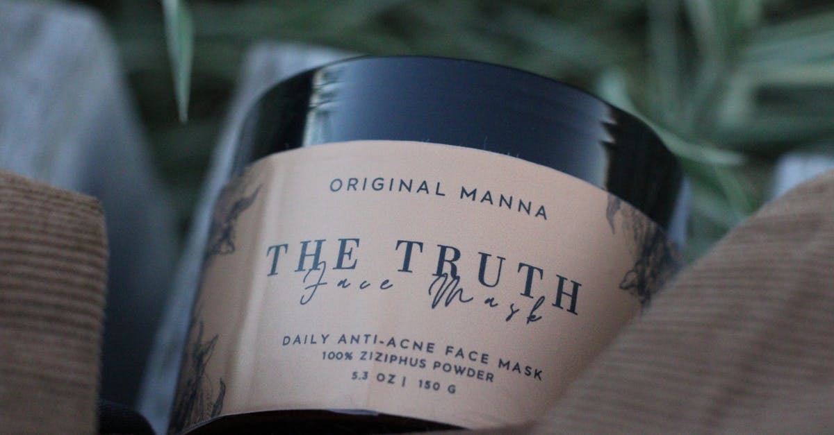 植物エキスを抽出するシーンをイメージ。自然由来の成分が肌を優しく包み込む様子を表現。