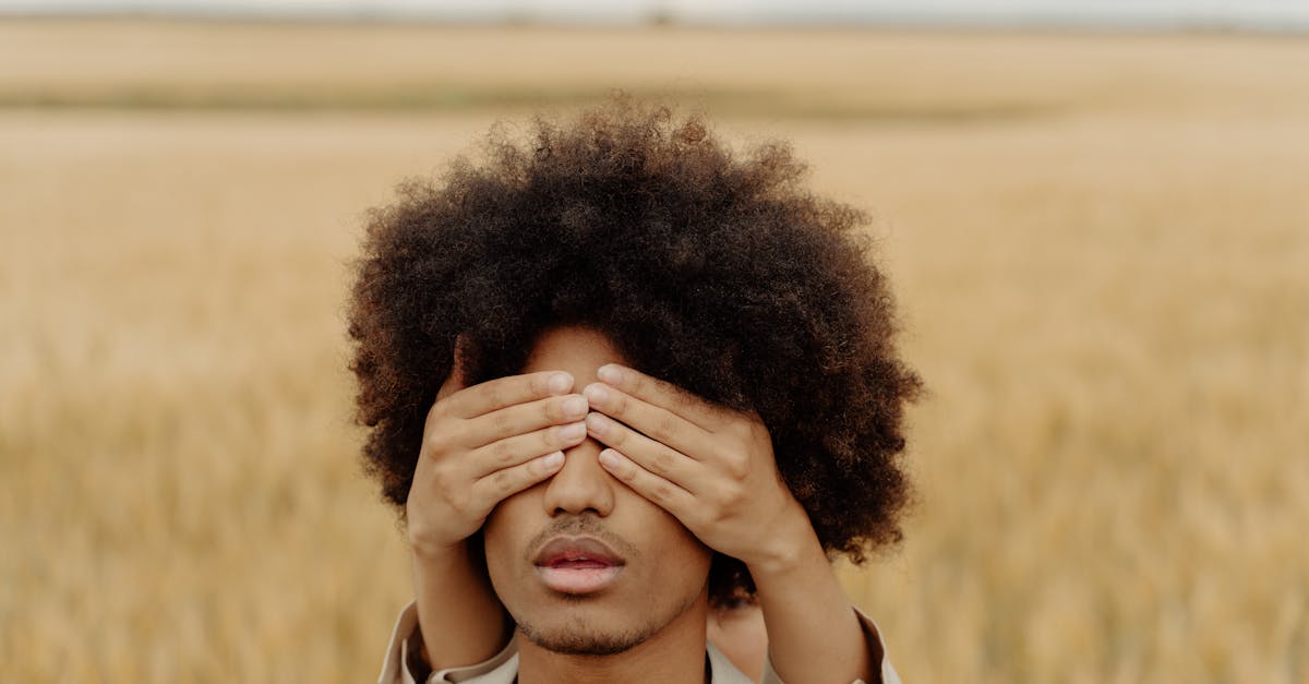 無料体験で予想外に効果を感じて驚く男性のイメージ画像