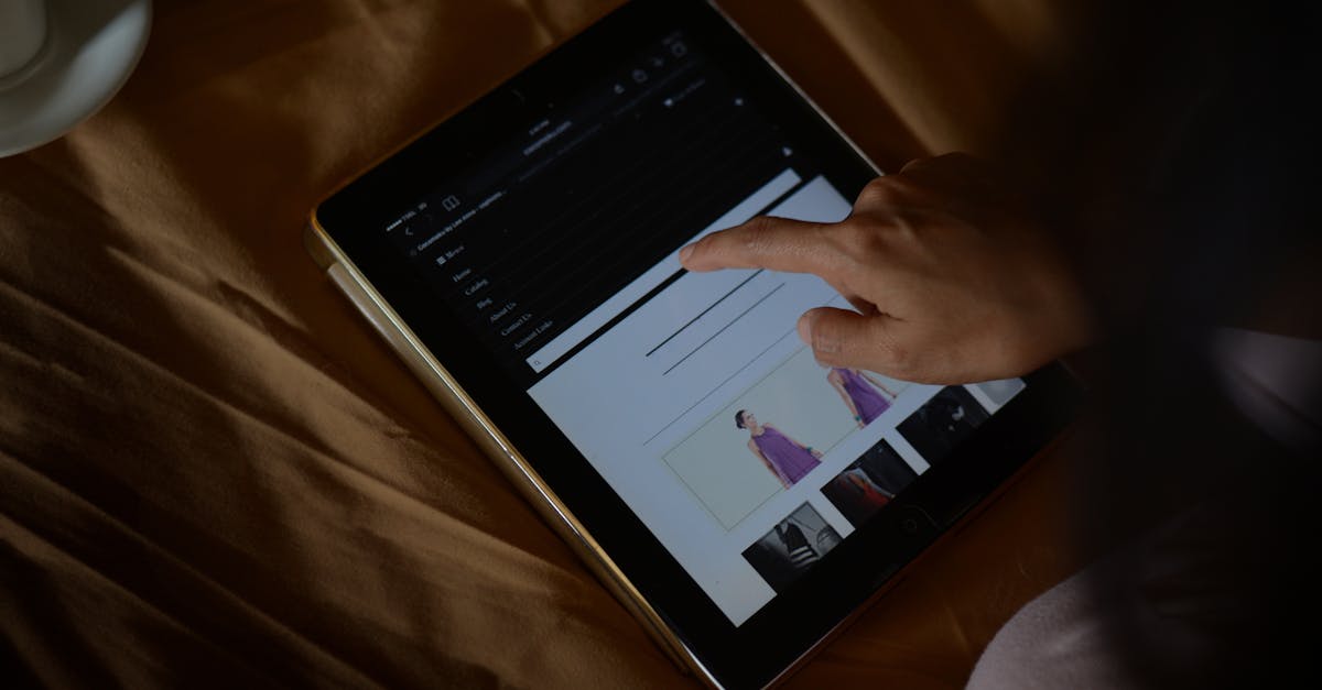 スマートフォンでスキンケア商品をオンライン購入している女性。シンプルで上品なECサイトのイメージ。