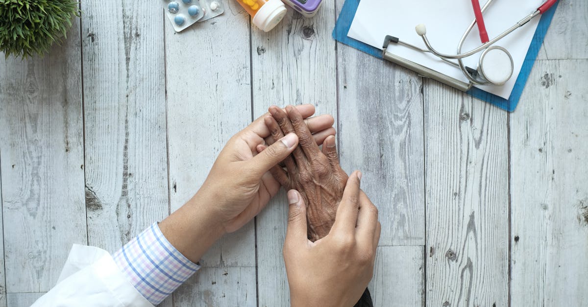 医療ローンによる分割払いを相談する男性。無理なく治療を受けられる支払い制度。