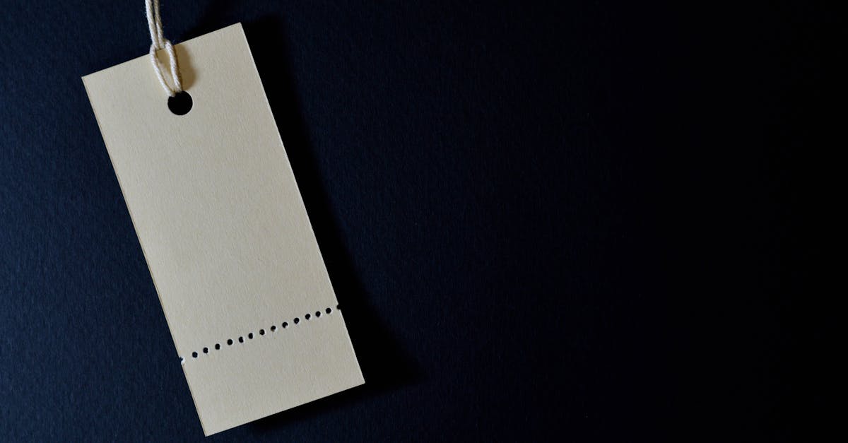 Amazonや楽天などでの価格比較をしているイメージ図