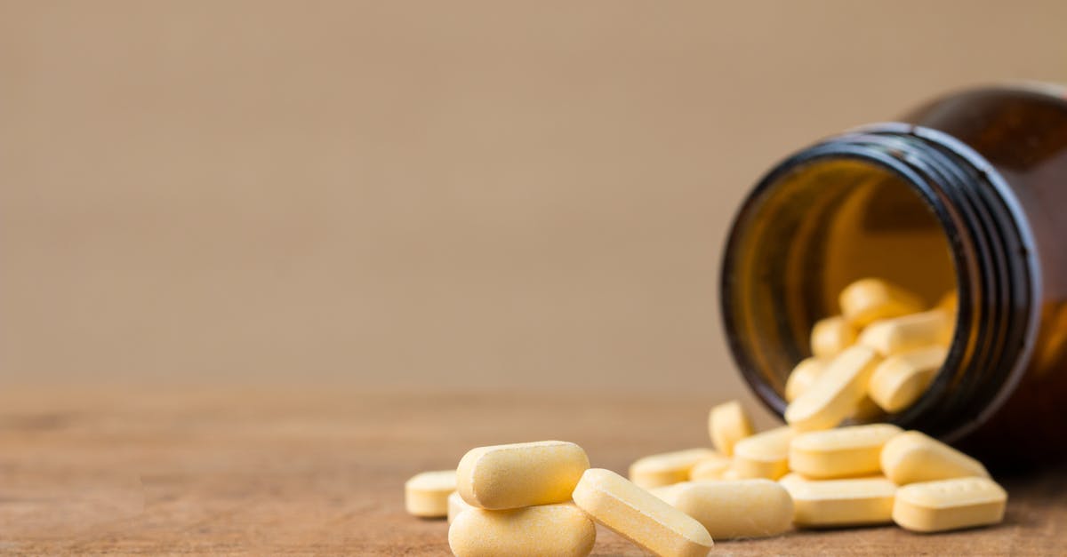 サプリメントを飲む際の注意点を考える女性のイメージ