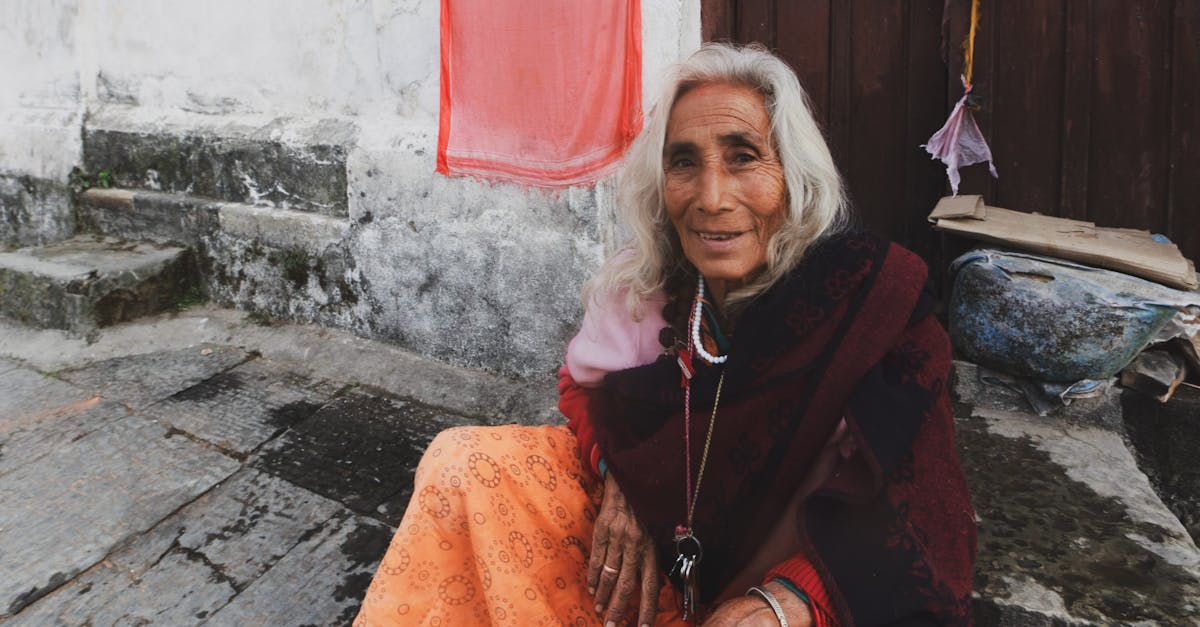 自然光の中で微笑む女性。メイクなしでもツヤとハリのある肌に自信を持つ様子を表現。