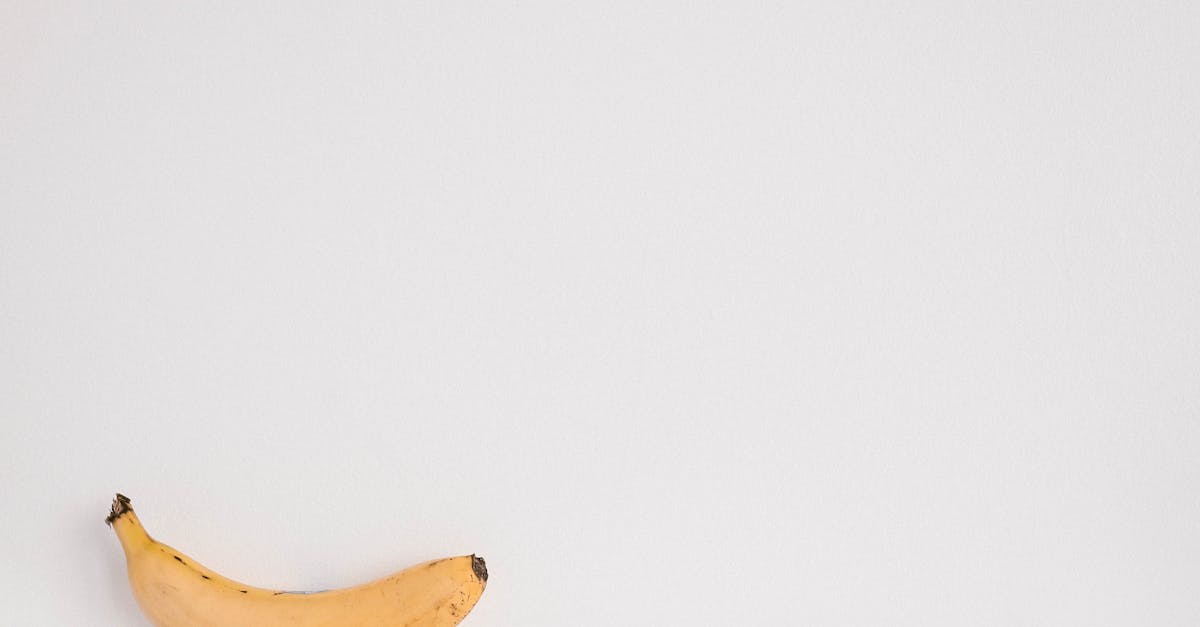 ダイエット中も笑顔で食事を楽しむ女性の健康的な食卓イメージ