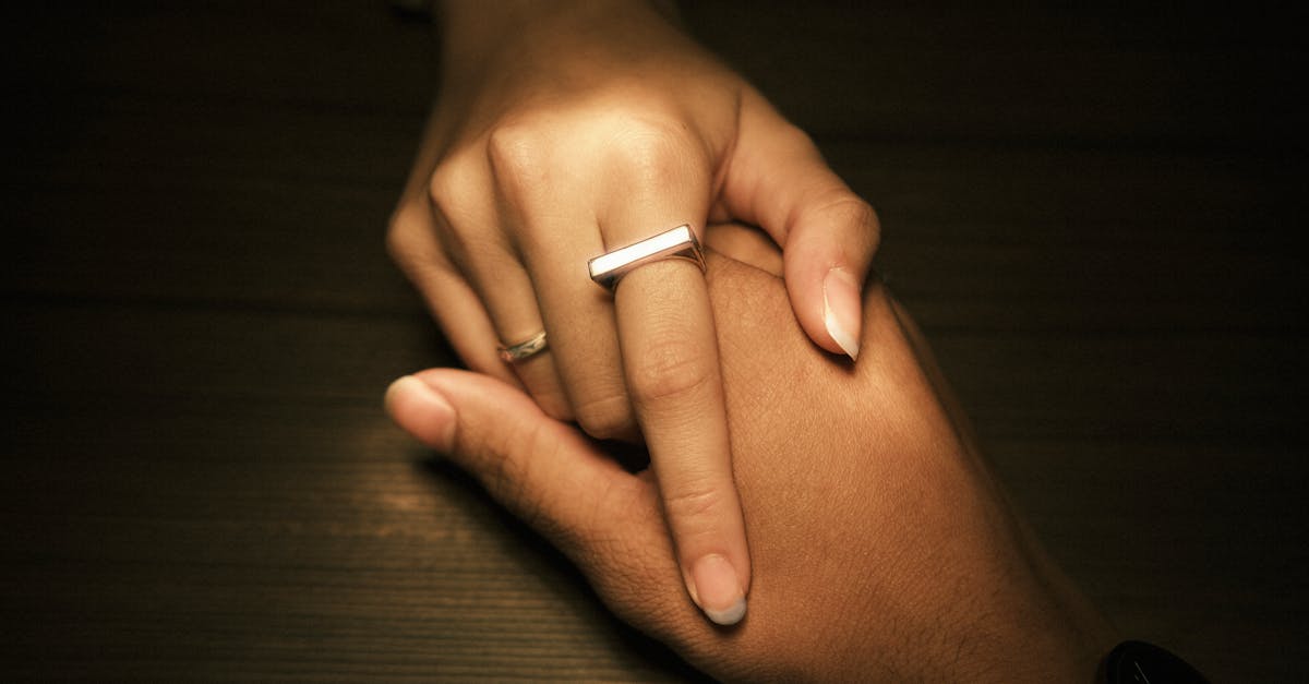 手に装着された指輪型スマートデバイスのアップ写真