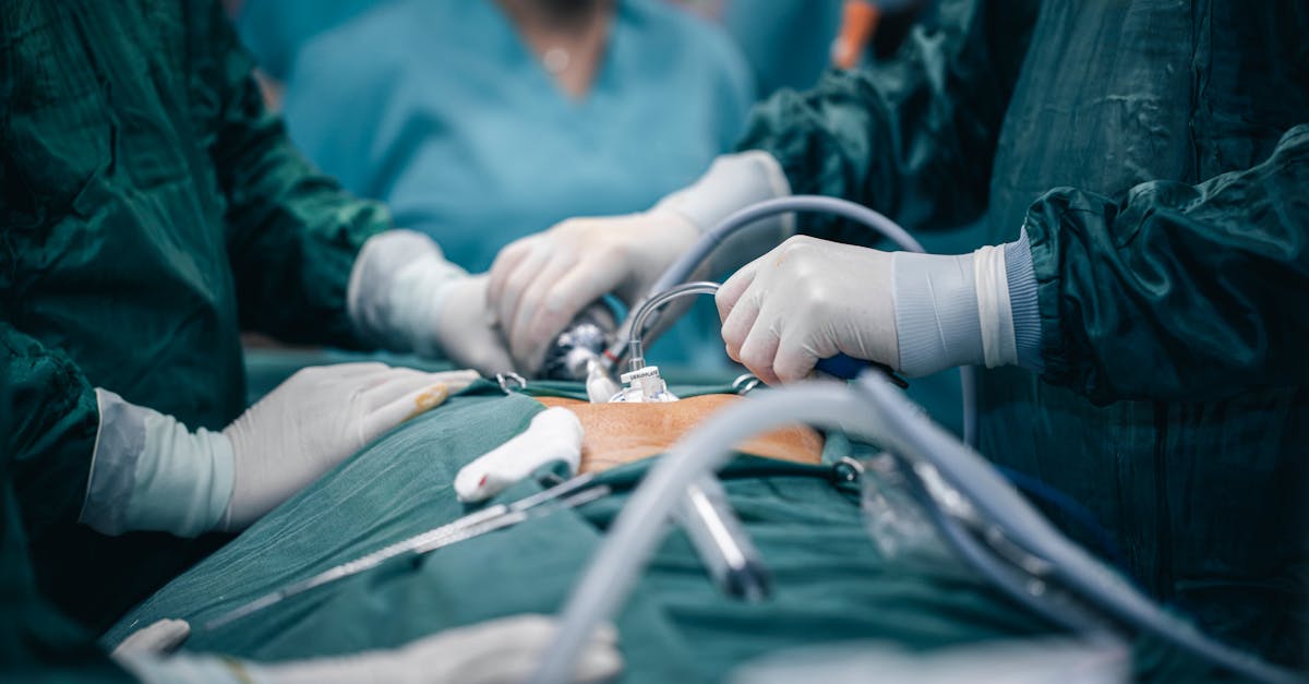 包茎手術の選択肢。切るタイプと切らないタイプの違いを説明する医師。