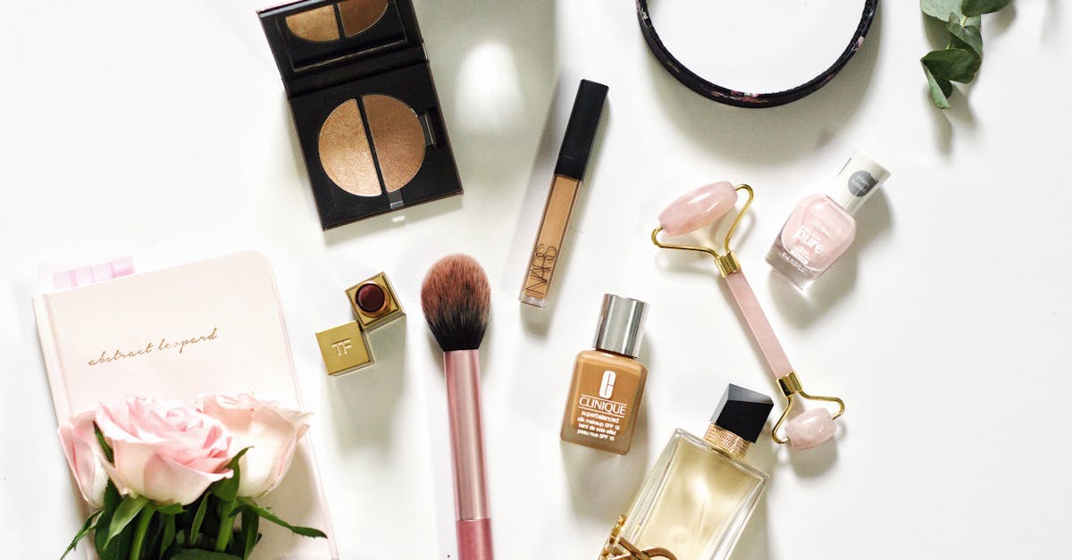 美容のプロがファンデーションの口コミを分析している様子