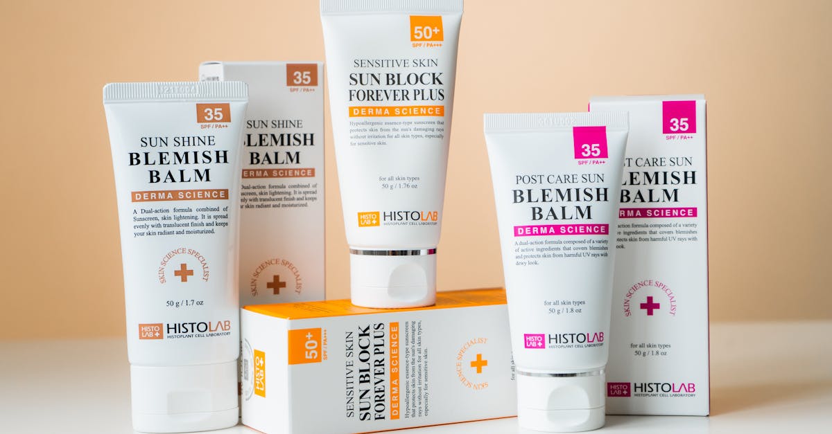 偽物の化粧品パッケージと正規品を比較したイメージ。注意喚起のマークと信頼の象徴である公式ラベルが強調されている。