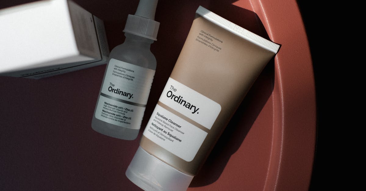 ナイアシンアミド（ビタミンB3）の化学式をモチーフにしたビジュアル。透明感と光をイメージしたデザイン。