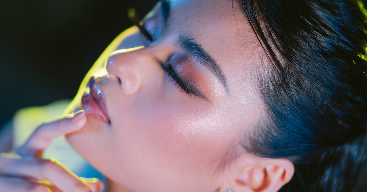 自然光を受けてツヤとハリのある肌が輝く女性の横顔。内側と外側の両方から輝く透明肌の印象を強調。