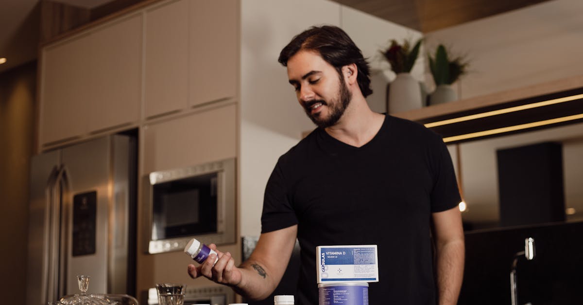 日常的に元気が出ないと感じている男性がBLAZAR-αを手に取る様子のイメージ画像