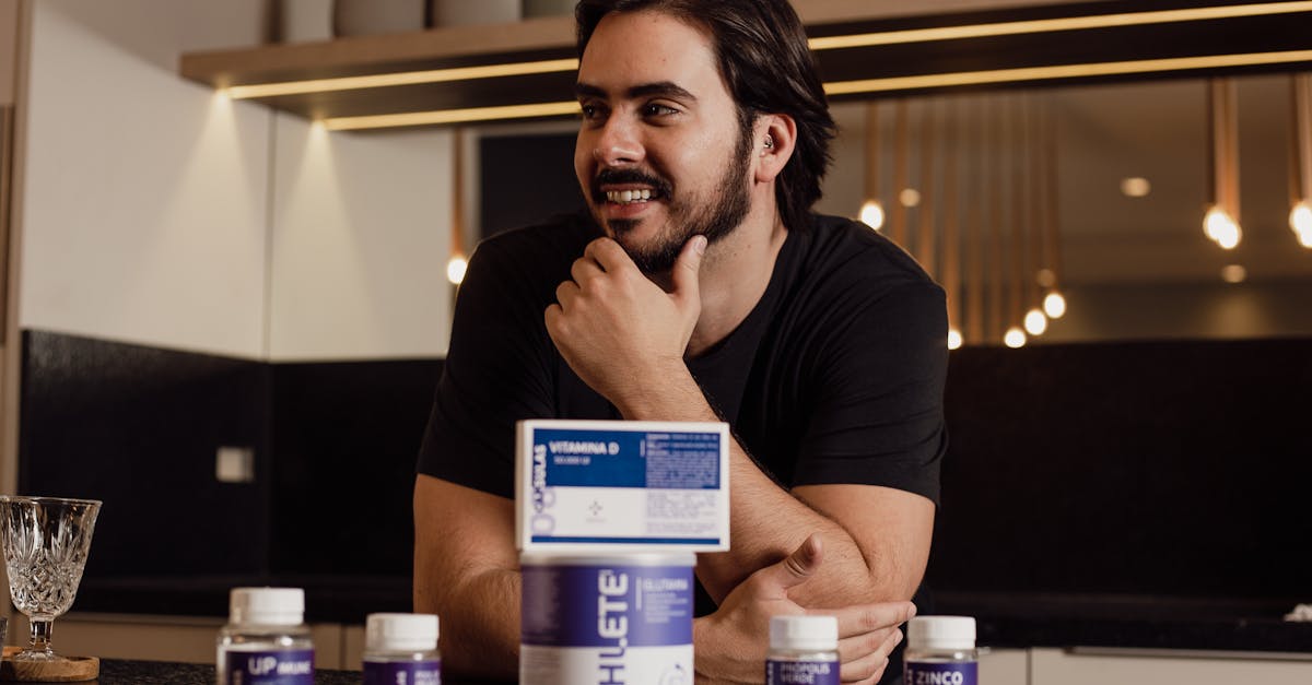 日常的に元気が出ないと感じている男性がBLAZAR-αを手に取る様子のイメージ画像