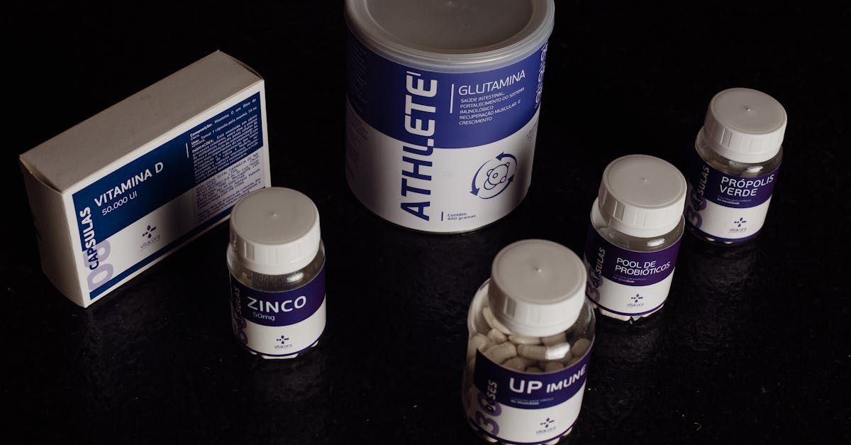 トリピュアを摂取しながら軽いエクササイズを行う女性。運動との相乗効果を表現。