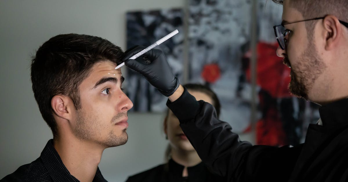 アデランス店舗でスタッフと相談する男性のイメージ画像（無料体験の説明を受けている）