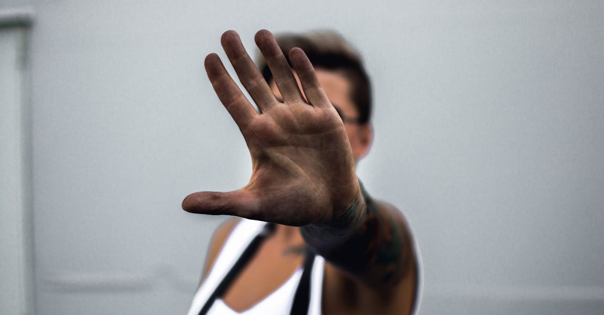 営業トークをやんわりと断る男性のイメージ（アデランスの無料体験後）