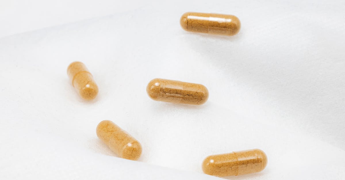 安心安全な健康サプリの購入をイメージしたナチュラルなテーブルとパッケージの写真