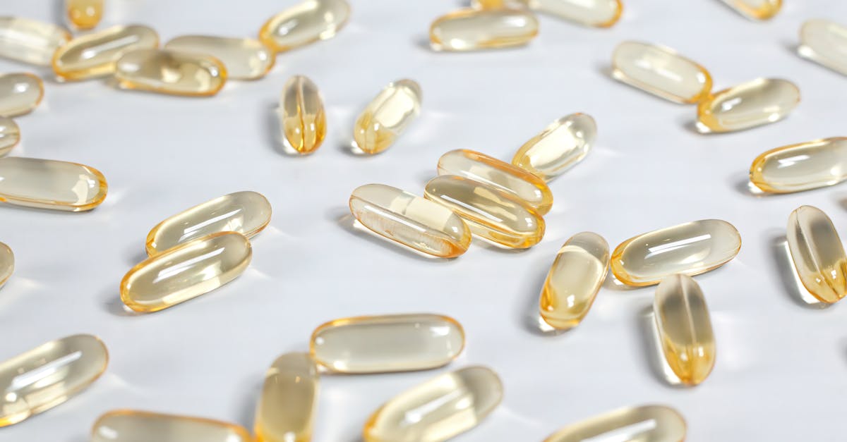 ナイアシンアミド（ビタミンB3）の化学式をモチーフにしたビジュアル。透明感と光をイメージしたデザイン。