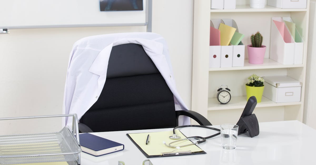 アデランスのスタッフがデスクで料金説明を行っているイメージ画像