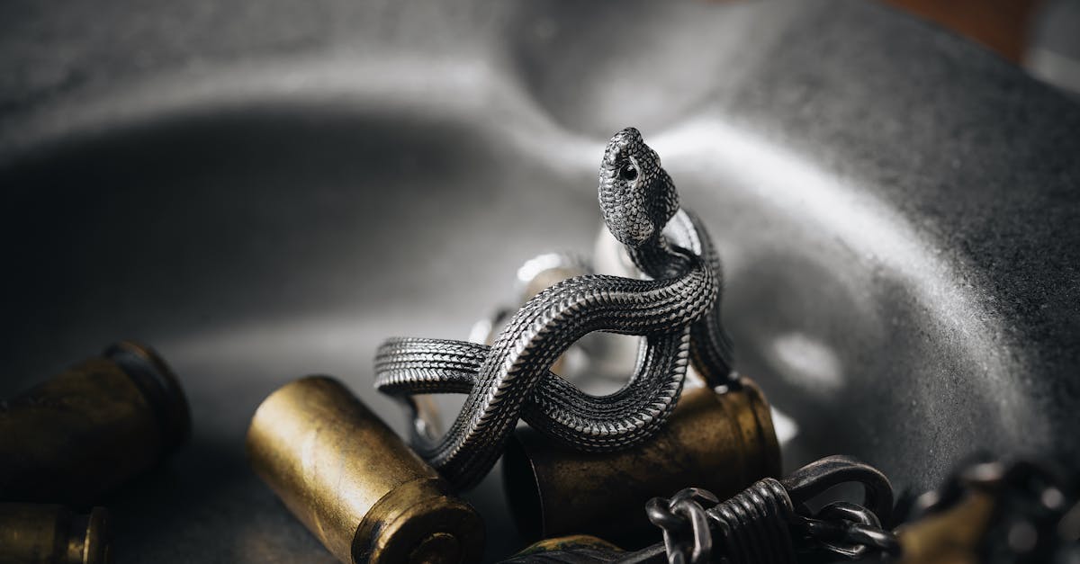 ファッション性のあるスマートリングを着けて外出する男女