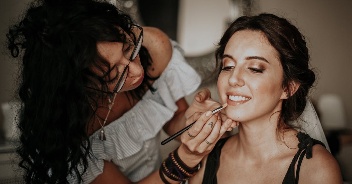 満足した表情でファンデーションをレビューする女性の様子