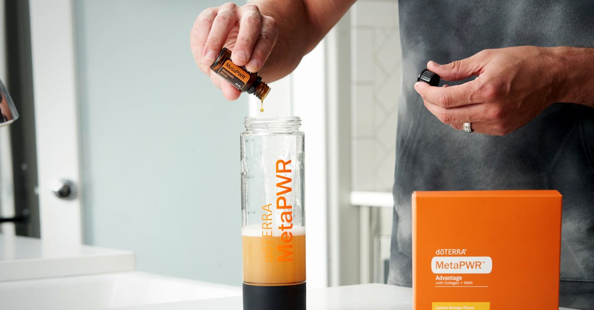 30代の男性がBLAZAR-αを使用して仕事の集中力が上がったことを表現するイメージ画像