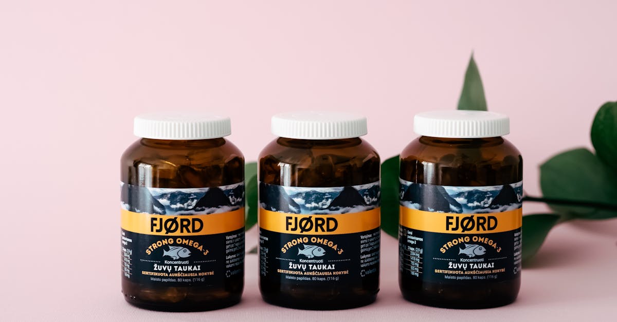 サプリメントを飲む際の注意点を考える女性のイメージ