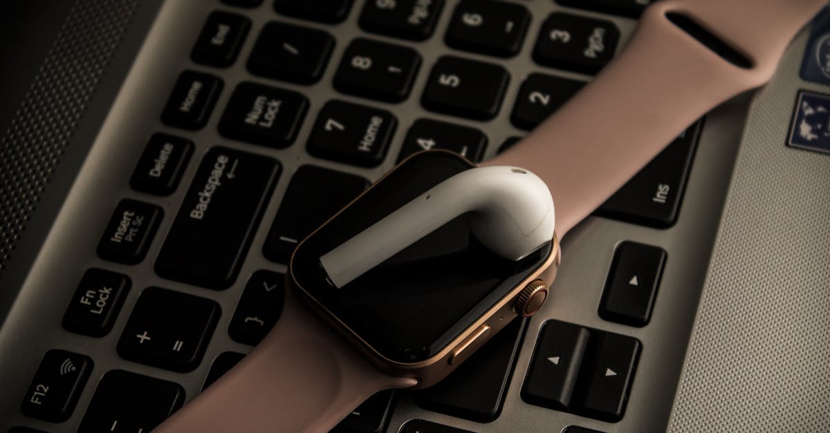 充電器に置かれたスマートリングとそのバッテリー持続時間の表示