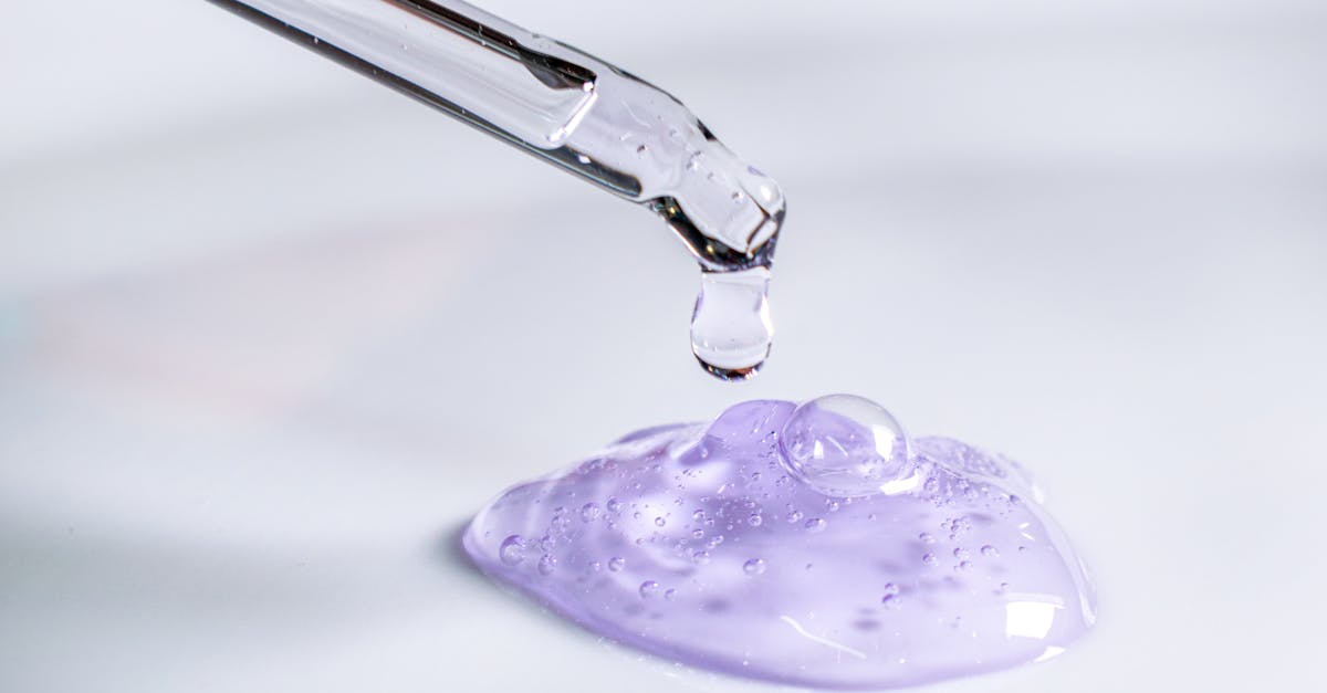 研究室でスキンケア製品を開発する科学者の手元。成分や処方を丁寧に調整する様子を表現。