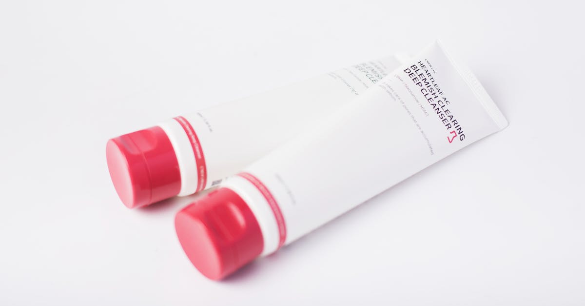 複数のスキンケアボトルを比較して置いたシーン。製品の違いと独自性を表現する構図。