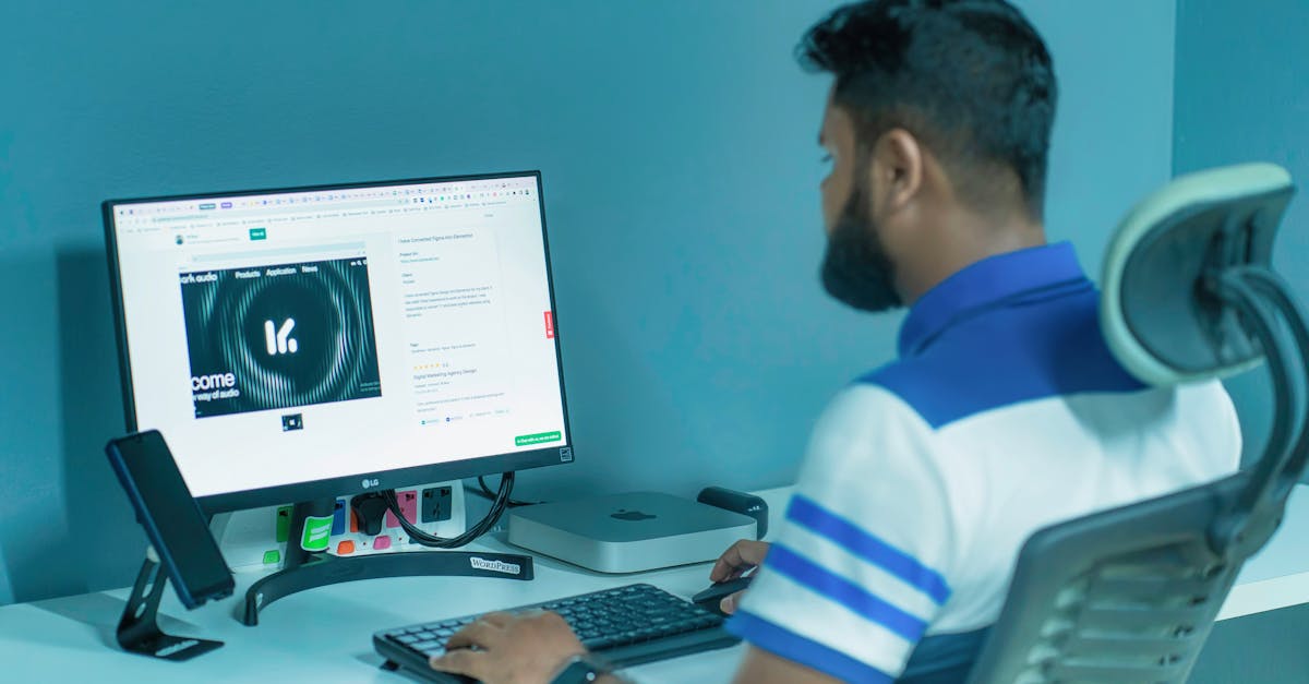 自宅でリモートワークをしながらスマートリングを装着して働く男性