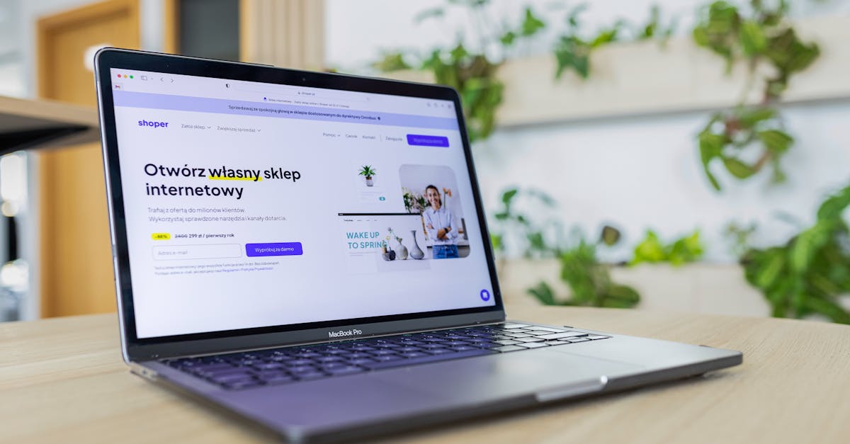 スマートフォンでスキンケア商品をオンライン購入している女性。シンプルで上品なECサイトのイメージ。