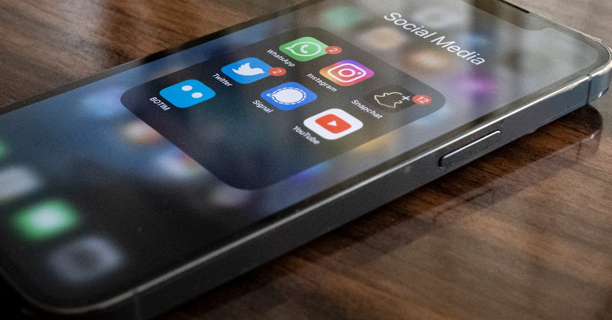 X(旧Twitter)でレバクリの体験談をスマホで読むユーザーのイメージ画像