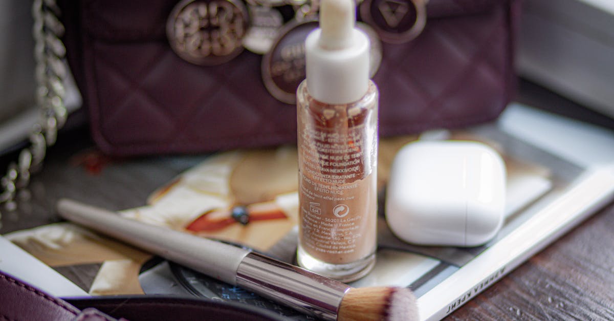 デパコスファンデーションとマキアレイベルを比較しているイメージ図