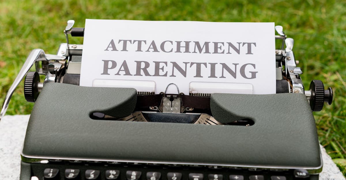 アデランスのスタッフが人工毛を1本ずつ結びつける施術中の様子