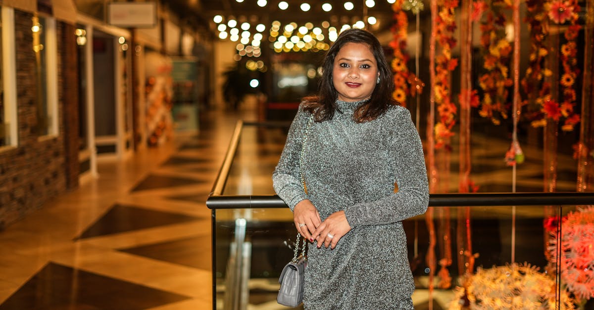 自信に満ちた笑顔で前を向く女性。ハリとツヤを取り戻した肌が光を反射し、希望に満ちた印象を与える構図。