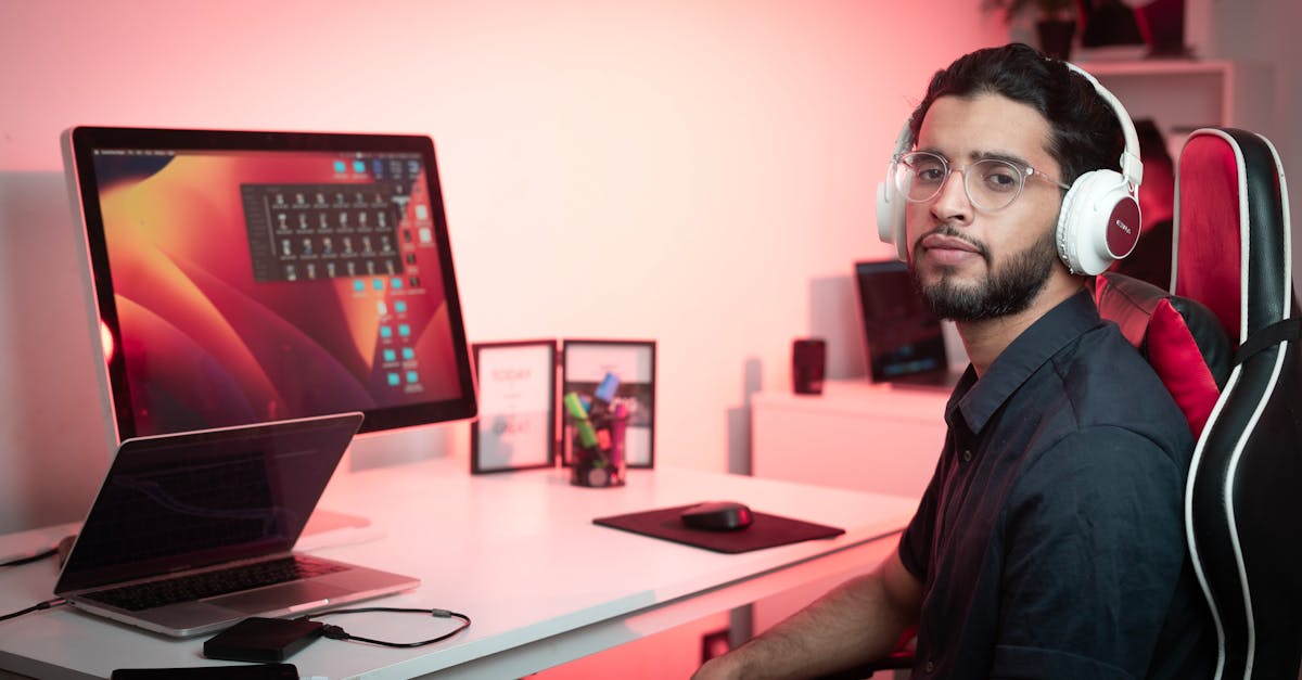 自宅でリモートワークをしながらスマートリングを装着して働く男性