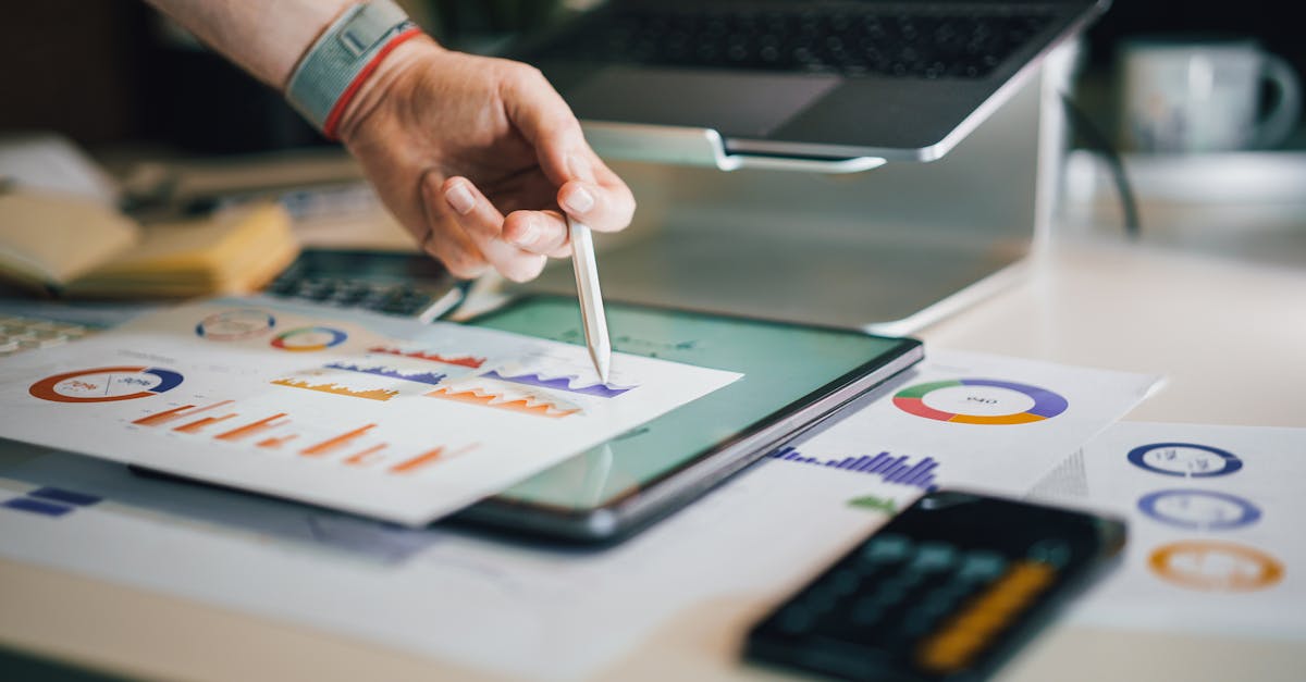 脱毛サロンの料金比較表を確認する男性のイメージ