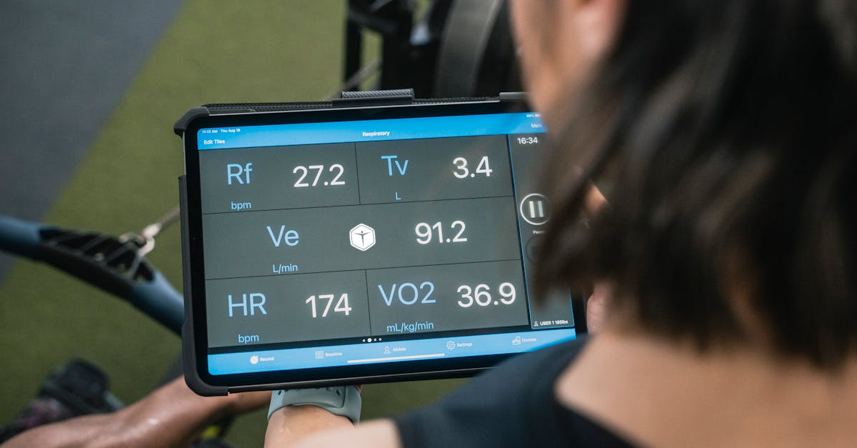 長期的に蓄積された自分専用の健康データを確認する人