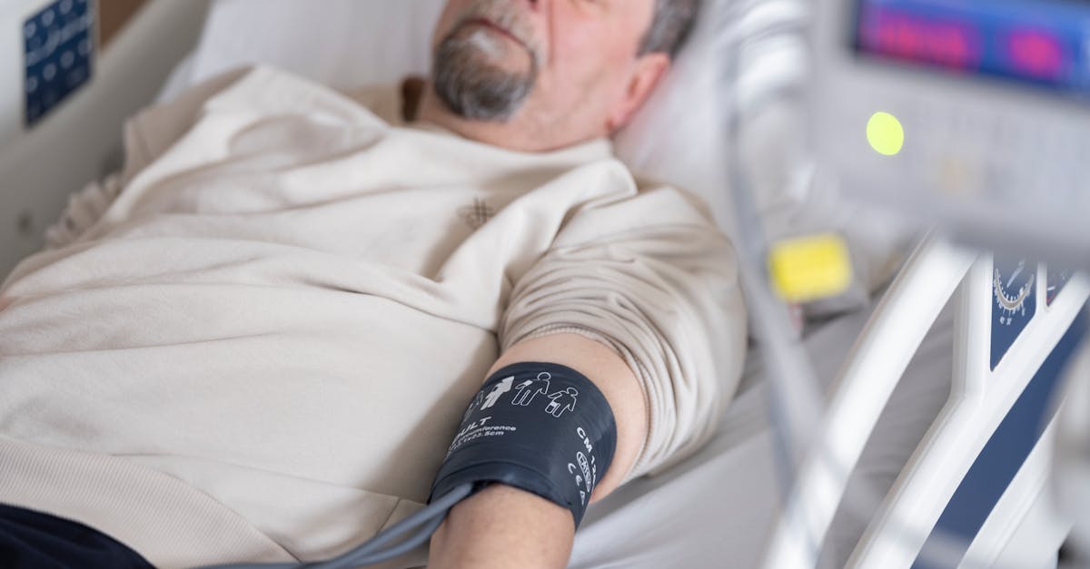 健康管理を始めることを決意してスマートリングを手に取る男性