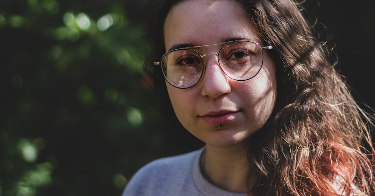 鼻毛の医療脱毛を検討する女性が鏡を見ながら不安そうにしている様子