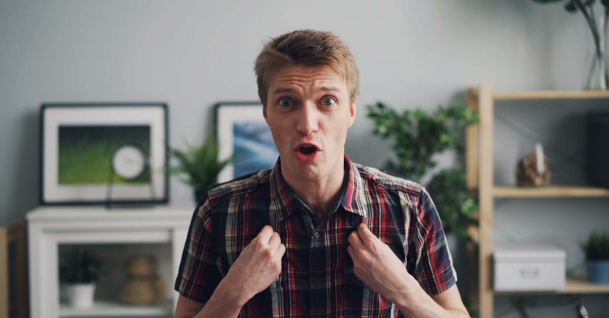 無料体験で予想外に効果を感じて驚く男性のイメージ画像