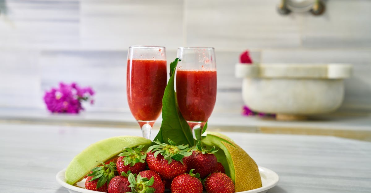 エナジードリンクと栄養ドリンクを比較するイメージ。成長を支える飲み物の違いを示す画像