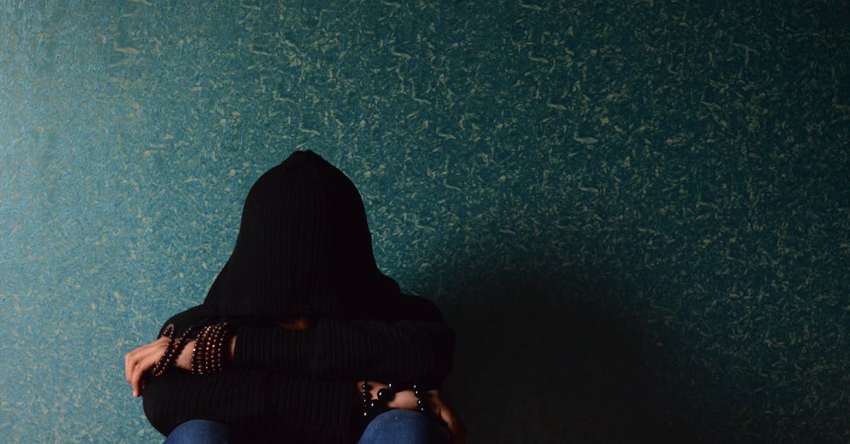 脱毛の高額な料金に不安を感じる男性の表情イメージ