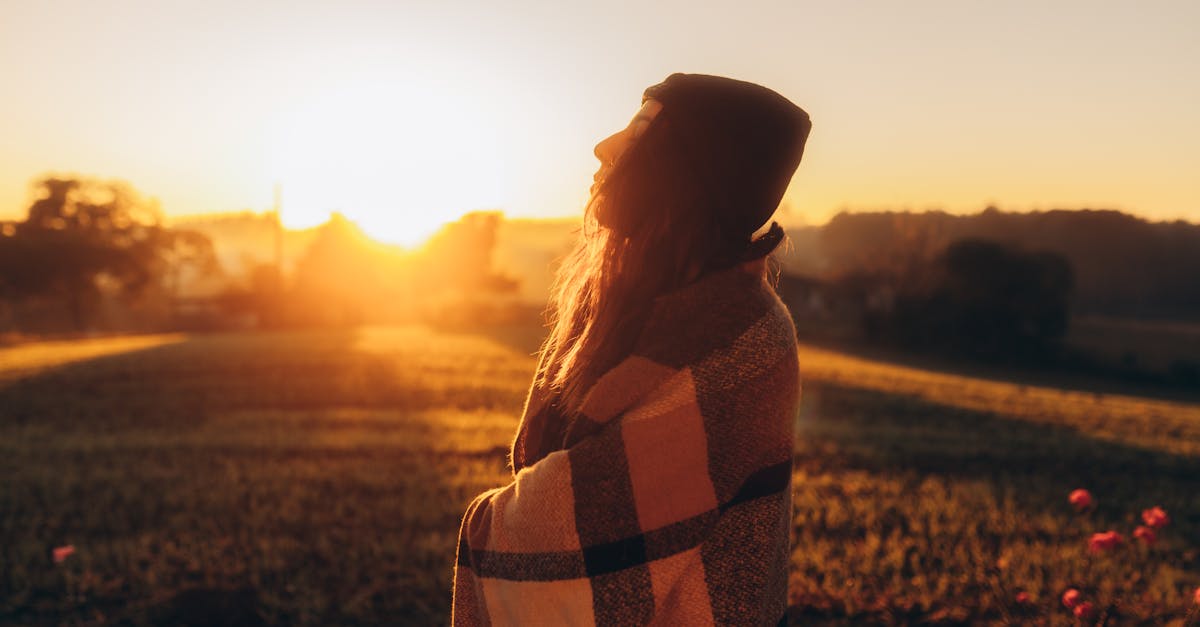 朝日を浴びながら笑顔で前を向く女性。未来への希望と美しさの象徴的な瞬間を切り取ったイメージ。