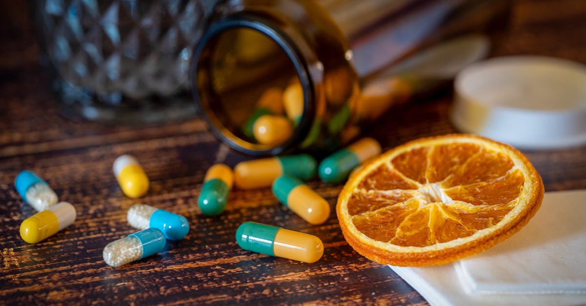 ナイアシンアミド（ビタミンB3）の化学式をモチーフにしたビジュアル。透明感と光をイメージしたデザイン。