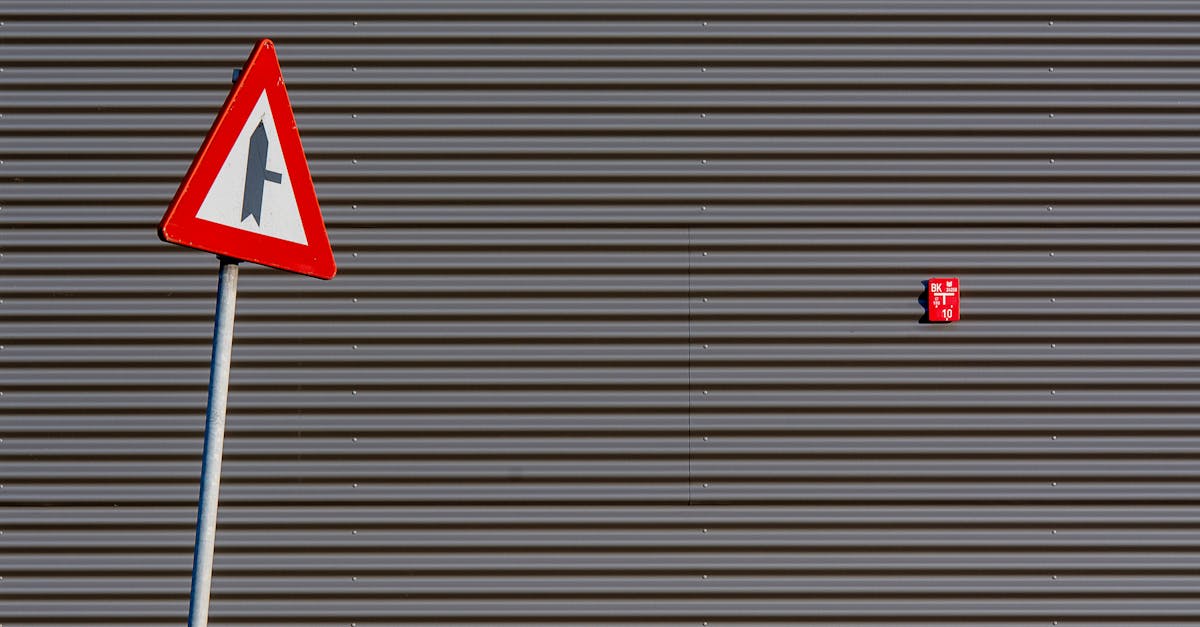 通い放題プランの実態に疑問を持つ男性のイメージ画像