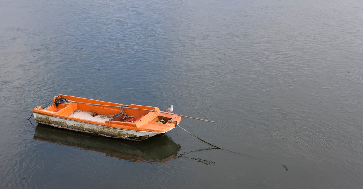 レバクリの利用に適していない状況を冷静に確認する男性のイメージ画像