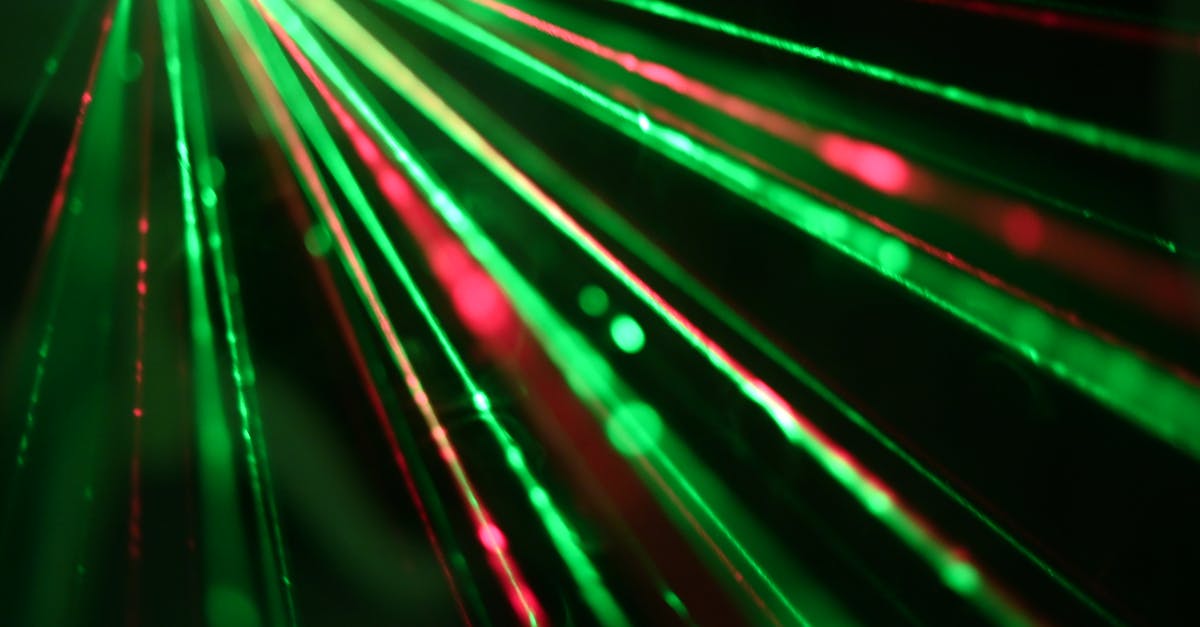 数回の施術で脱毛効果を実感して驚く女性