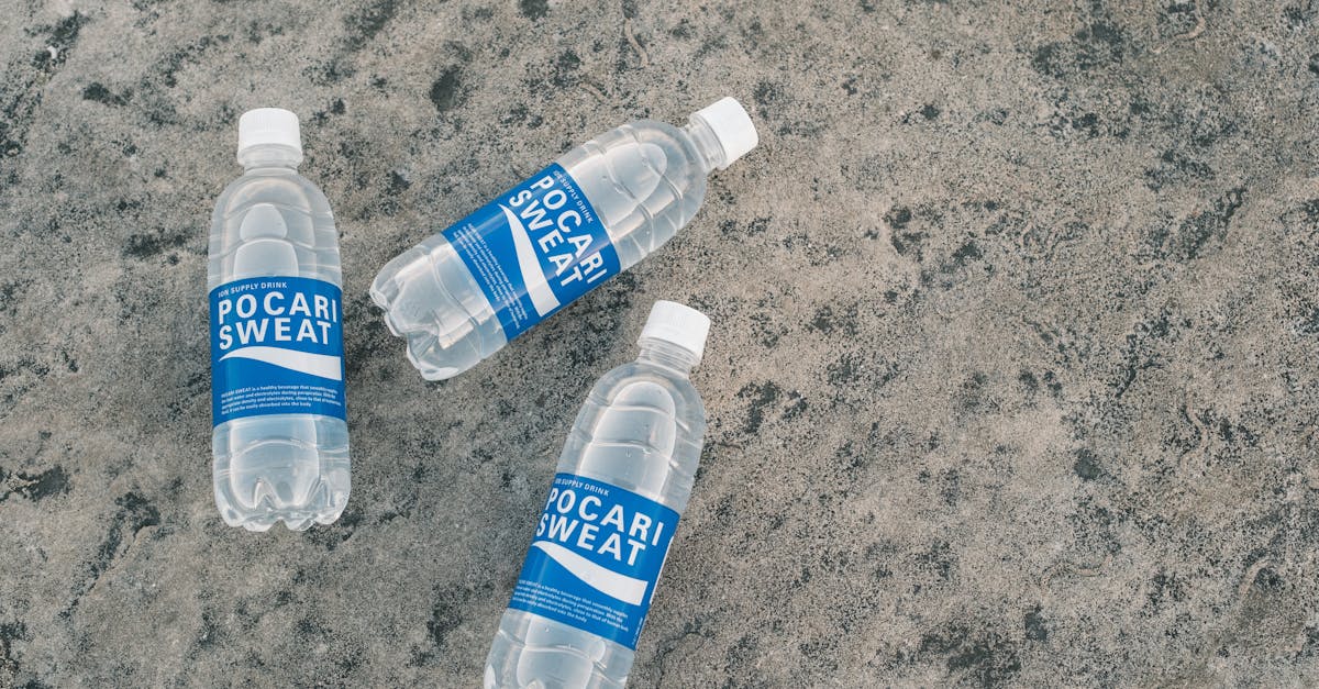 運動部で汗をかいた中高生が栄養ドリンクを飲んで休憩しているシーン。頑張る学生の姿を描いた画像